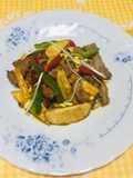 Salteado de higaditos con pimientos broto de frejol