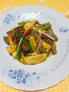 Una foto de Salteado de higaditos con pimientos broto de frejol