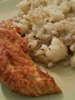 Una foto de Pechugas de pollo al miso y zumo de naranja y coliflor con comino