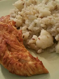 Una foto de Pechugas de pollo al miso y zumo de naranja y coliflor con comino