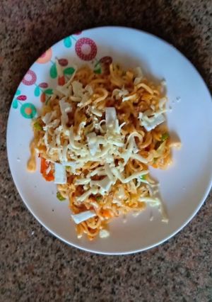 A picture of Cheesy schezwan Maggi.