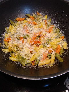 Una foto de Pasta con gulas y gambas
