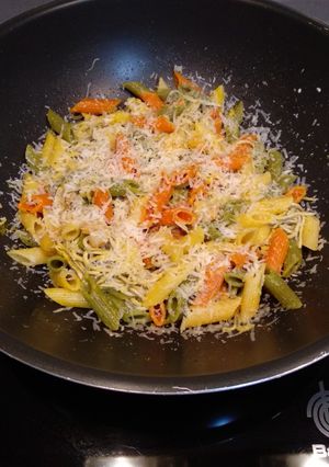 Una foto de Pasta con gulas y gambas