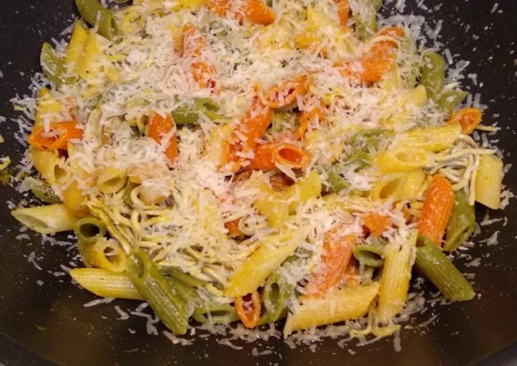 Pasta con gulas y gambas