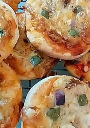 A picture of Mini bbq pizza.