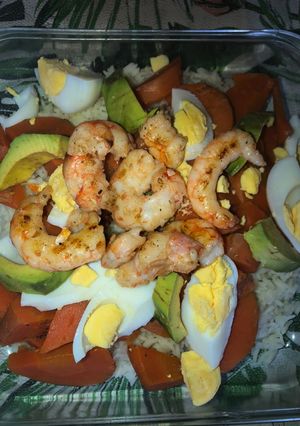 Una foto de Ensalada tibia de camarones 👌