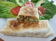 Una foto de burritos de pollo y carne