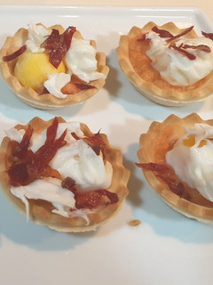Una foto de Tartaletas de huevo poché de codorniz con crujiente de jamón