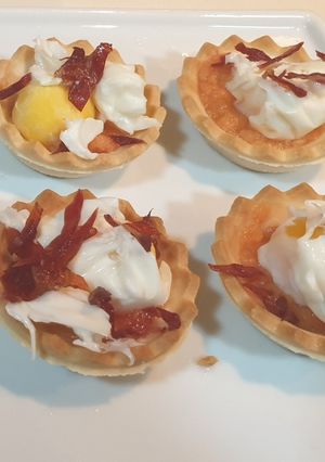 Una foto de Tartaletas de huevo poché de codorniz con crujiente de jamón