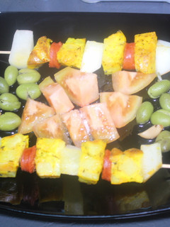 Una foto de Brochetas de sobras de tortilla con melón y chorizo