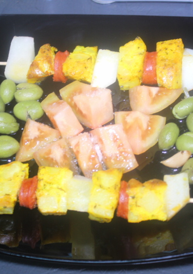 Una foto de Brochetas de sobras de tortilla con melón y chorizo