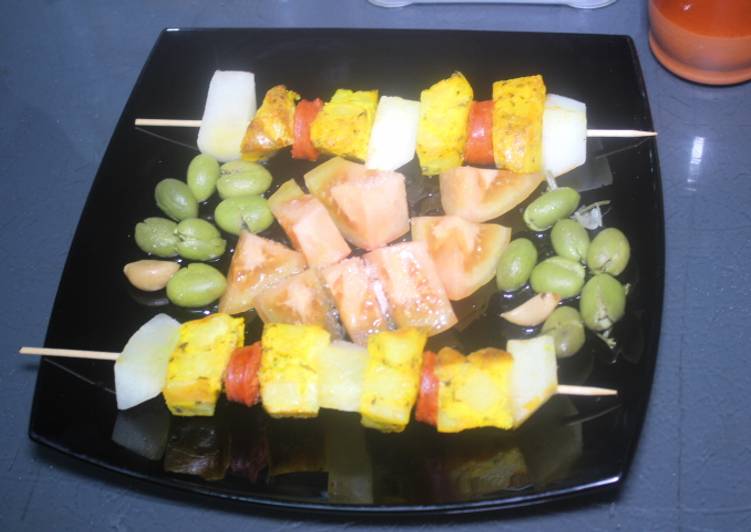 Brochetas de sobras de tortilla con melón y chorizo