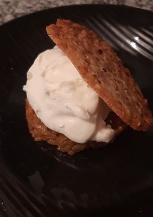 Una foto de Arroz dulce al Azafrán con naranja y crocante de almendra