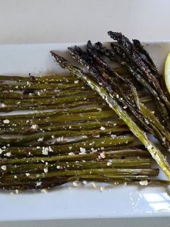 Una foto de Espárragos trigueros al horno