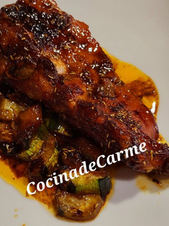 Una foto de Tira de churrasco de cerdo a la miel con calabacín
