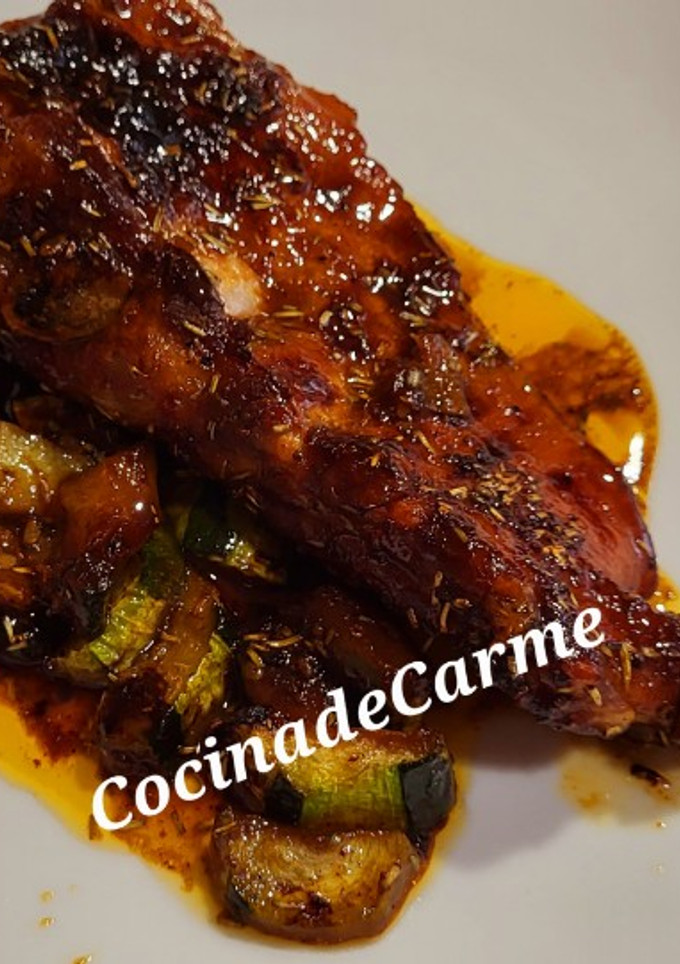 Una foto de Tira de churrasco de cerdo a la miel con calabacín