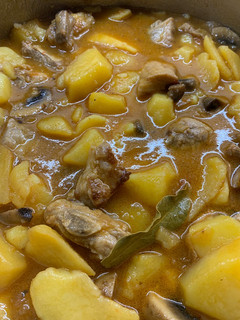Una foto de Caldo de patatas con costillas y setas
