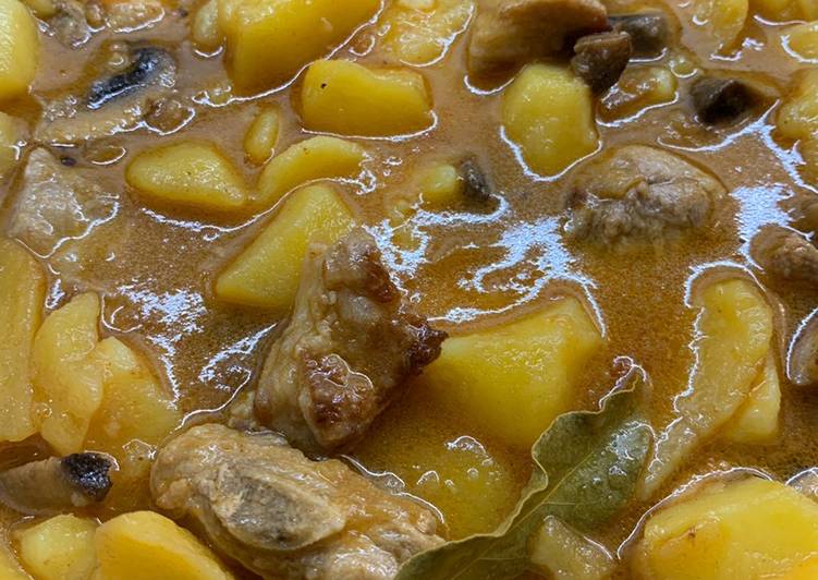 Caldo de patatas con costillas y setas