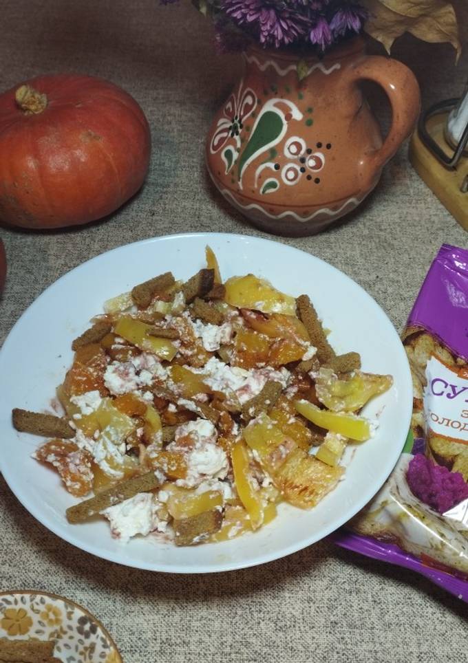 Салат з гарбузом і сухариками
