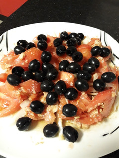 Una foto de Ensalada de tomate, cebolla, atún y aceitunas negras