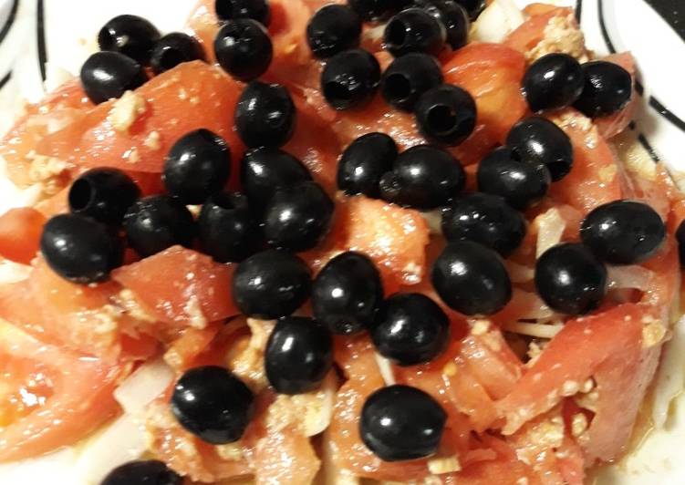 Ensalada de tomate, cebolla, atún y aceitunas negras