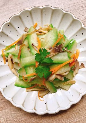 Hình của món Bí xanh xào nấm.