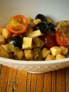 Una foto de Ensalada de garbanzos, tomate y anchoas