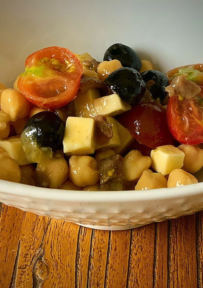 Una foto de Ensalada de garbanzos, tomate y anchoas