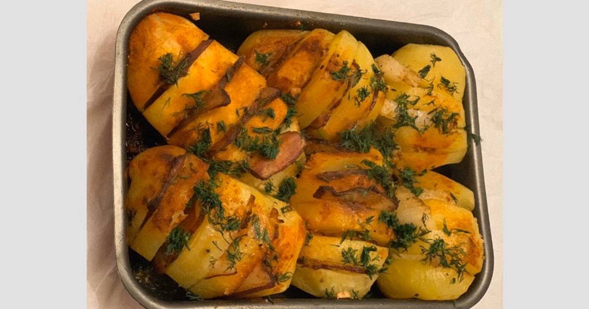 Картошка гармошка с грудинкой в духовке. Картошка с салом в фольге. Картошка запечённая с салом в духовке в фольге. Картофель запеченный копченый. Картофель запеченный с икрой.