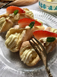 A picture of Soft cannoli with lemon mousse.