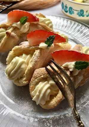 A picture of Soft cannoli with lemon mousse.