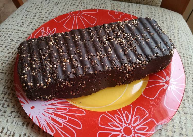 Turr贸n de chocolate negro y quinoa hinchada (real food) 馃崼