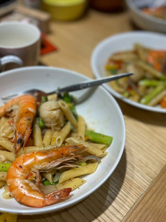 《一鍋到底》蒜香白酒芥末子鮮蝦干貝筆管麵 的食譜成品照片
