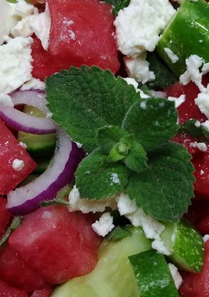 Sajtos - uborkás dinnyesaláta recept fotója