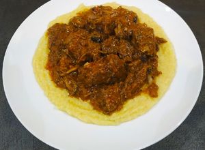 Foto di La Polenta con spezzatino di manzo al curry e funghi pioppini