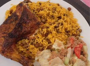 Una foto de Arroz con gandulees, pollo horneado y ensalada de atún.❤️