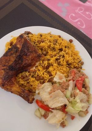 Una foto de Arroz con gandulees, pollo horneado y ensalada de atún.❤️