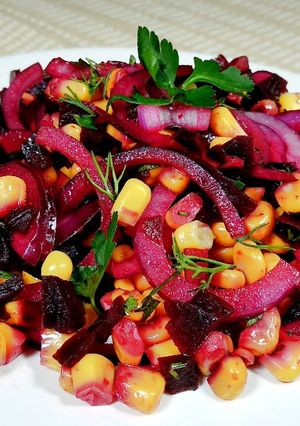 Фото Свекольный салат с кукурузой.