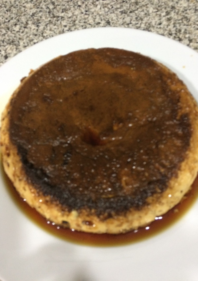 Una foto de Flan de huevo con base de bizcocho