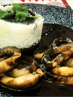 Una foto de Calamares en su tinta con arroz 🍚