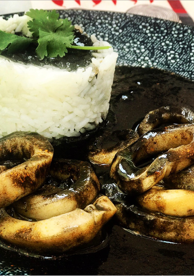 Una foto de Calamares en su tinta con arroz 🍚