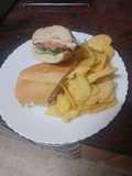 Bocadillo de pechuga empanada con bacon y mayonesa de cebolla y piparras