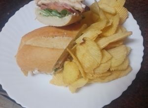Una foto de Bocadillo de pechuga empanada con bacon y mayonesa de cebolla y piparras