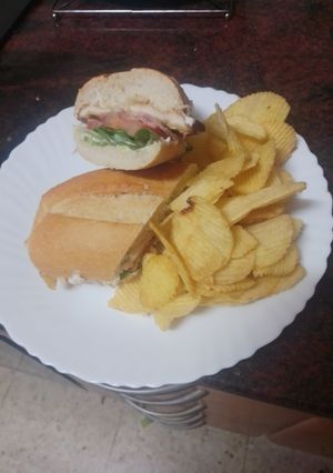 Una foto de Bocadillo de pechuga empanada con bacon y mayonesa de cebolla y piparras