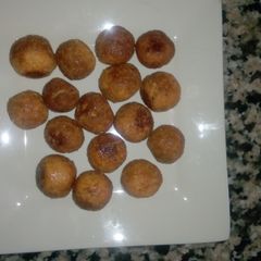 A picture of Gullisuwa (milk balls).