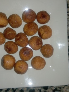 A picture of Gullisuwa (milk balls).