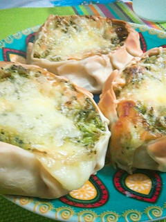 Una foto de Canastitas de brócoli y salsa blanca