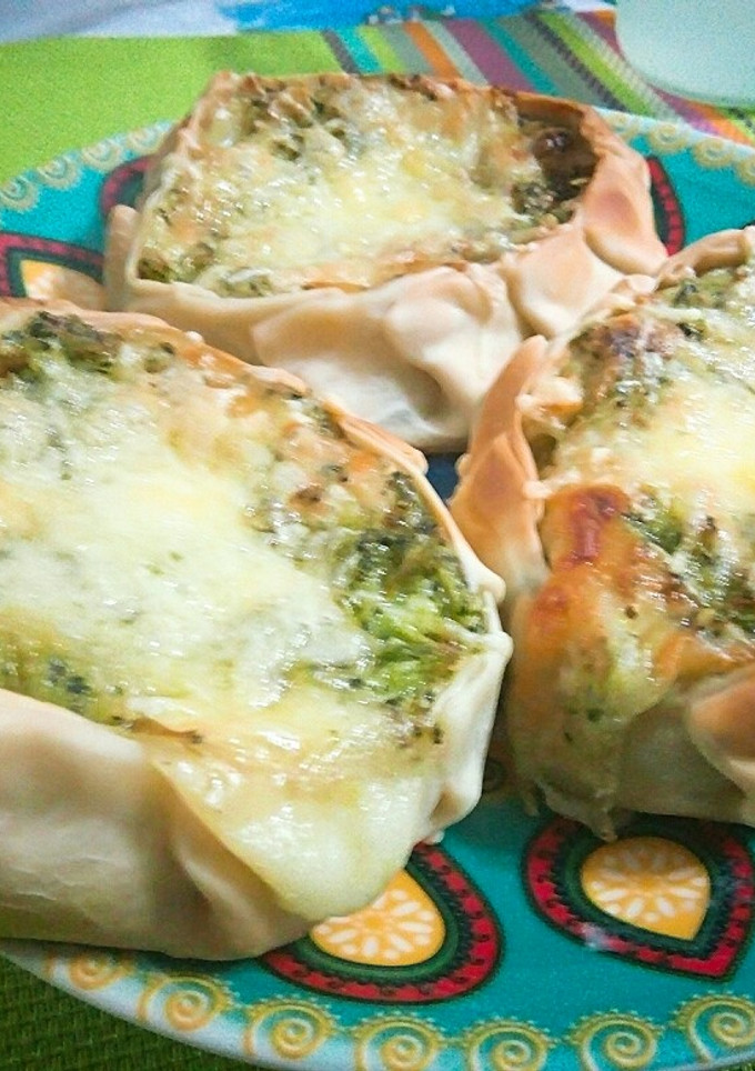 Una foto de Canastitas de brócoli y salsa blanca