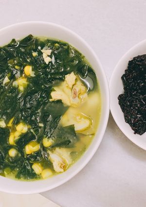 Hình của món Canh ức gà nấu rong biển.