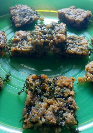 A picture of Crispy Kothimbir Vadi.